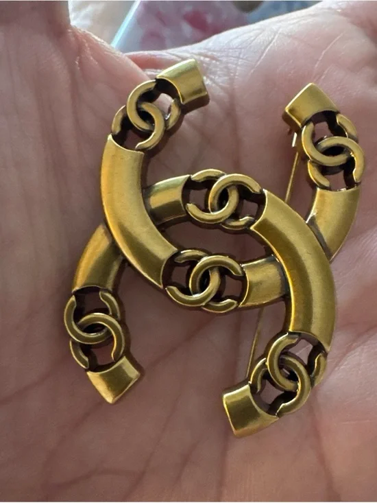 Vintage-Inspired Gold Tone Interlocking Link Brooch