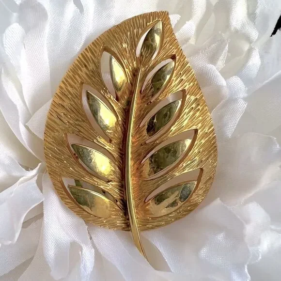 Vintage Retro Trending Leaf Gold Tone Brooch Pin Size 2.5”