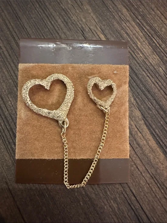Gold Heart Link Brooch - Elegant Heart-Shaped Chain Accent - NWT