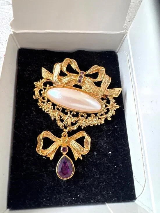 Avon Romantic Style Pin Gold Brooch with Purple Amethyst Stone Dangle