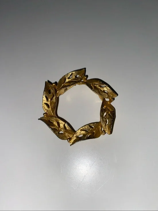 Gold Leaf Link Wreath Brooch