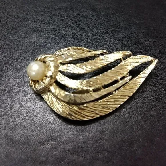 Gold tone brooch with faux pearl