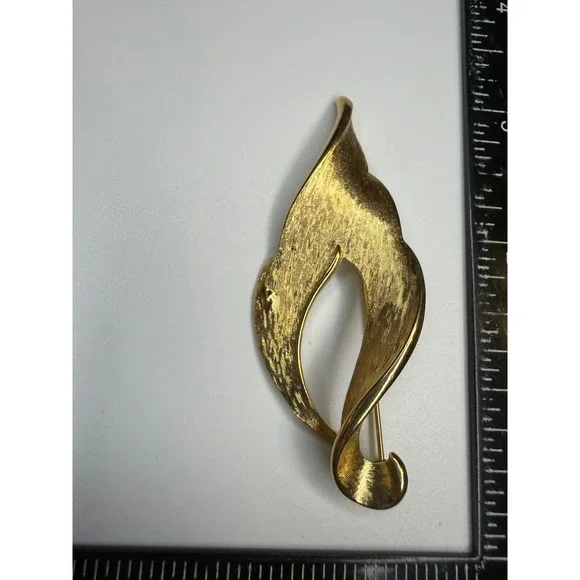 Monet Vintage Gold Tone Abstract Flame Brooch Textured Openwork Pin 3.5 Inch