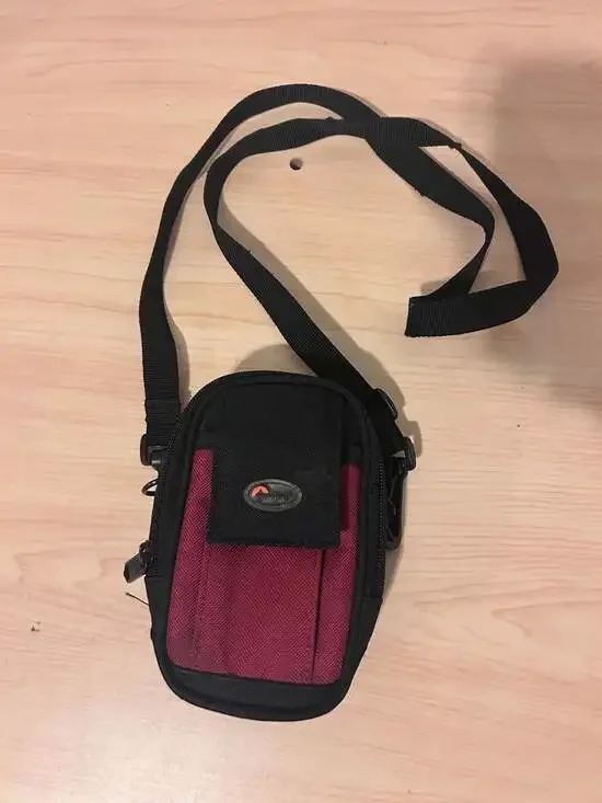 Lowepro Z 20 Camera Pouch Shoulder Bag Black and Red