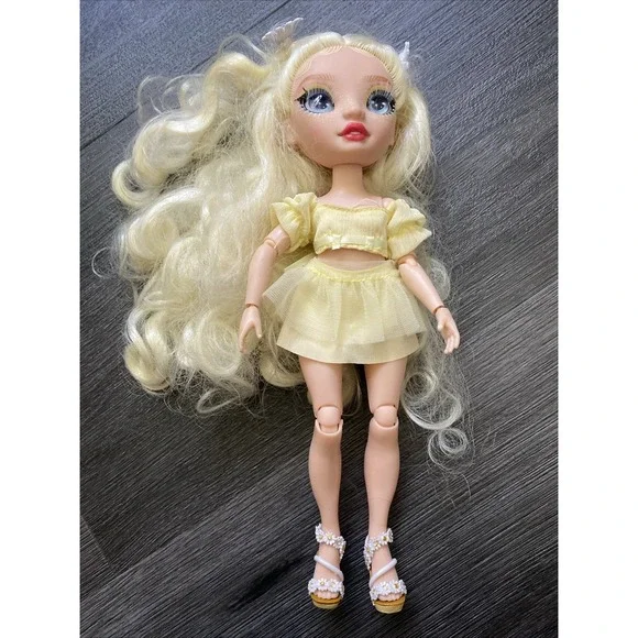 Rainbow High Delilah Fields Buttercup Yellow Fashion Doll