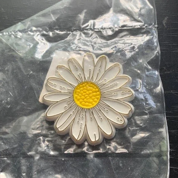 Vintage Hallmark Daisy Pin