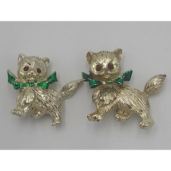 Lot of 2 Vintage gold tone CATs w/ green bow red rhinestone eyes brooch pin‎