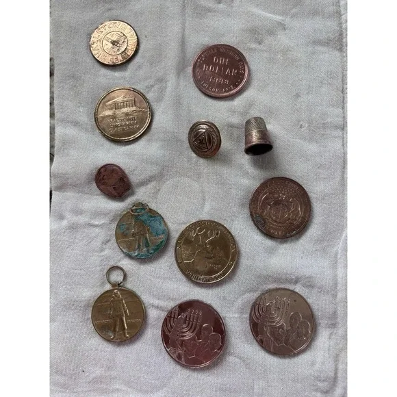 Miscellaneous‎ Brass, Copper Commemorative Coins, Assemble A Button. 3743