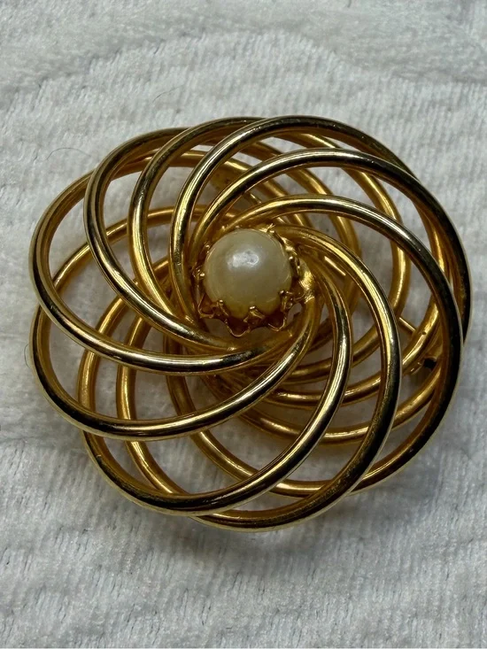 Vintage Gold-Tone Spiral Brooch with Pearl Accent