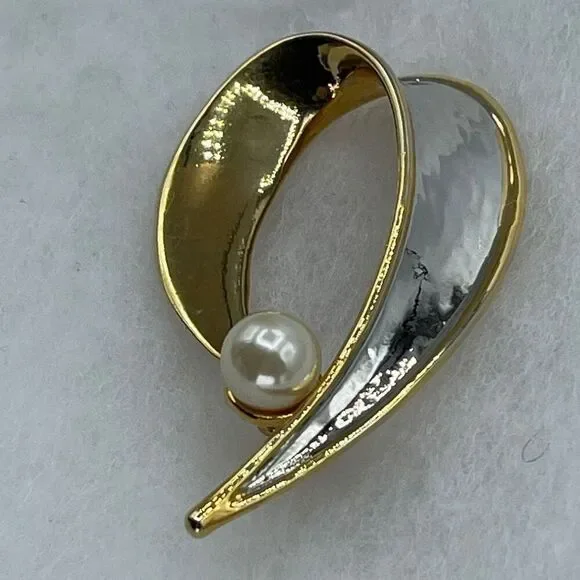 Vintage 10K plated white & yellow gold ribbon brooch faux pearl decor.