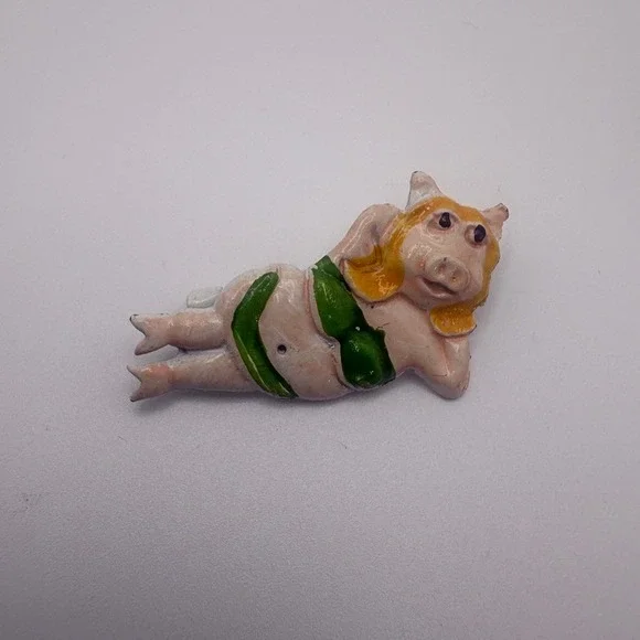 Vintage Miss Piggy Enamel Pin Muppets Reclining Bikini Brooch Green Pink 1.25