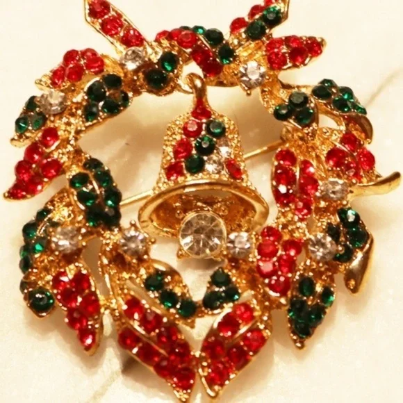 🎄💫 Crystal Encrusted Holiday Wreath Brooch in Gold Tone Setting 🎄✨