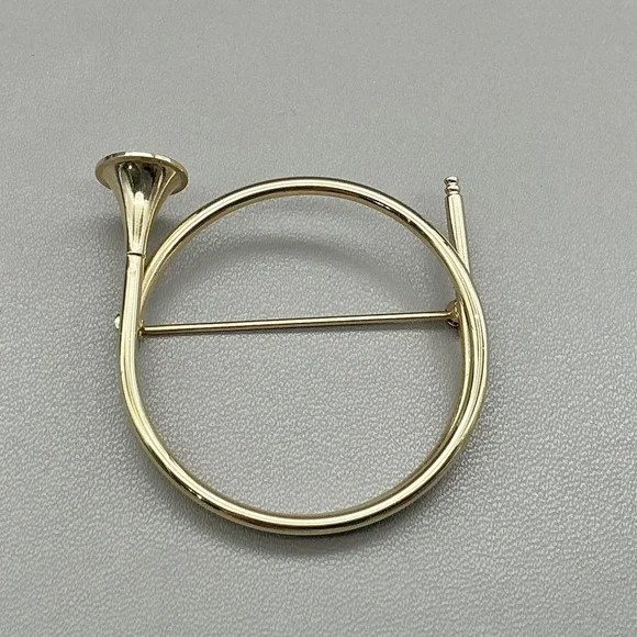 Vintage Brooch French Horn Bugle Gold Tone Round Music Figural Costume Jewelry