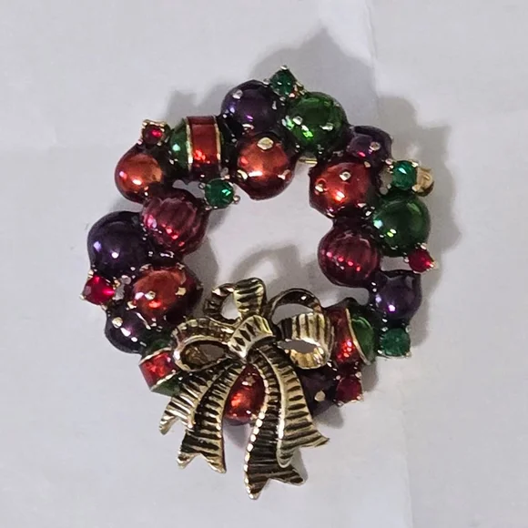 Vintage Christmas Wreath Brooch Pin Red Green Purple Goldtone Women's Holiday