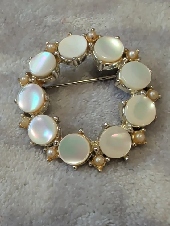 Classic Mother-of-Pearl and Pearl Circle Brooch - White/Gold Tone Vintage 1.5