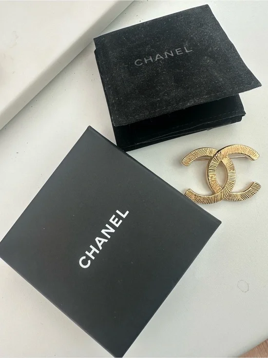 CHANEL Gold-Tone Textured Interlocking CC Brooch