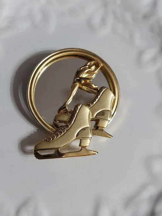 Vintage Danecraft Textured Gold Tone/Mirrored Ice Skating Brooch/Pin