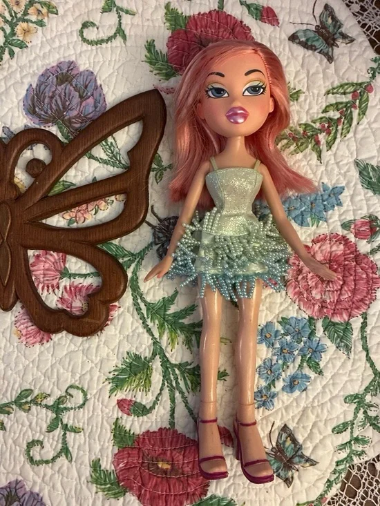 Original cloe Bratz doll with full outfit