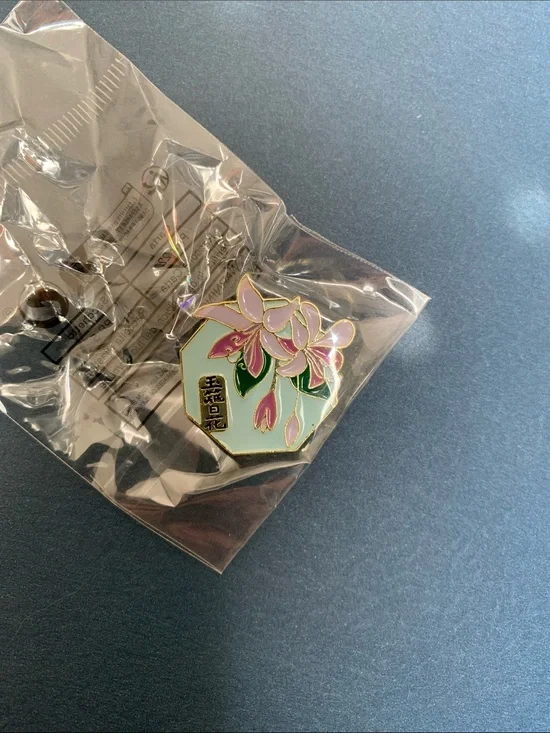 Stylish & Elegant Women’s Pink Floral Enamel Brooch with Gold Accents. Brand new