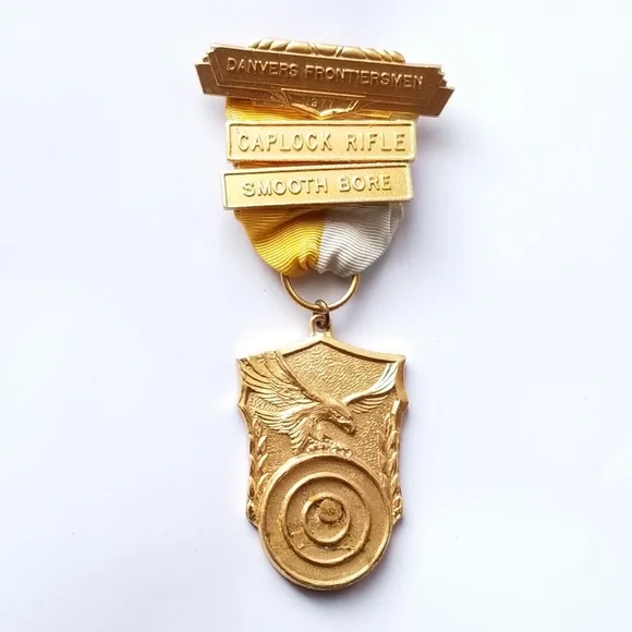 Vintage award medal pin Danvers Frontiersmen 1977 Caplock Rifle Smooth Bore