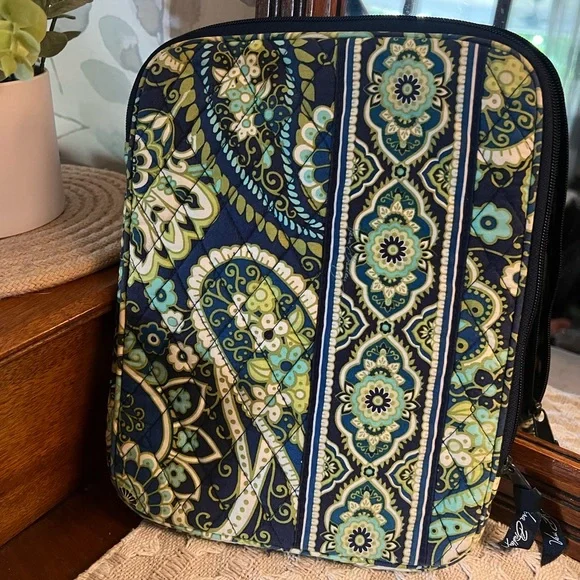 VERA‎ BRADLEY Quilted Zippered Tablet Case in Rhythm and Blues *RETIRED PRINT*
