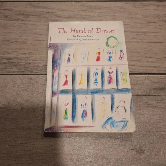 🍦The Hundred Dresses paperback book bundle☃️