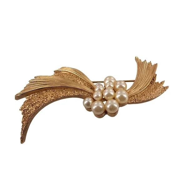 Vintage Crown Trifari Gold‎ Tone Faux Pearl Ribbon Cluster Brooch Mid-Century
