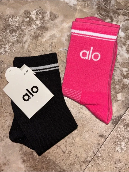 ALO Yoga - women’s Athletic Crew Socks - Black & Hot Pink Stripe