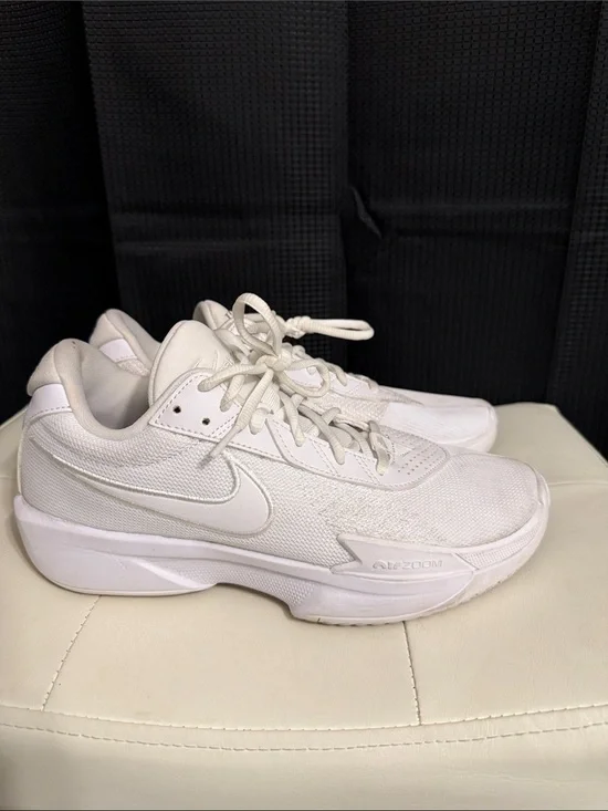 Nike Air Zoom GT Cut Academy sneakers in white Sz 8 Good condition