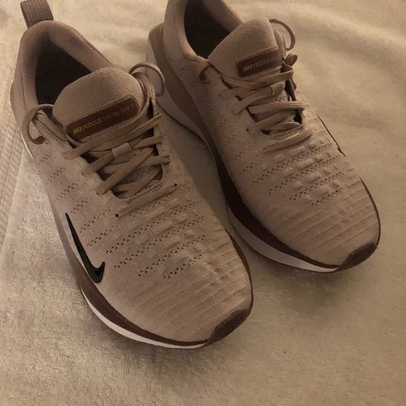 Nike Women’s Reactx Infinity Run 4 Shoes, platinum, color violet/black/smokey