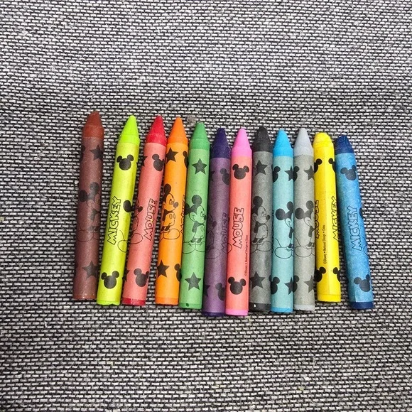Disney World Mickey Mouse Crayons 12ct Multicolor‎ Kids Art Supplies Pre-loved