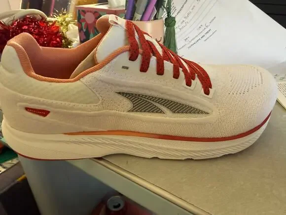New in box White and red Altra M Escalante 3 Men's Size 9 Women's 10 ALOA7R6M110