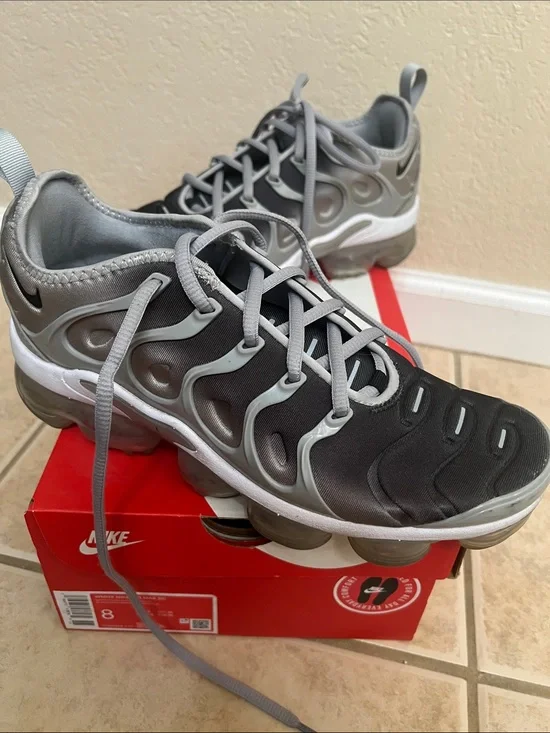Nike women’s  Black and Gray Training Sneakers