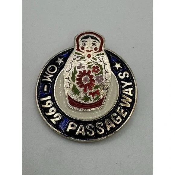 Vtg 1992 Odyssey of the Mind Russian Nesting Doll Souvenir Lapel Pin Passageways