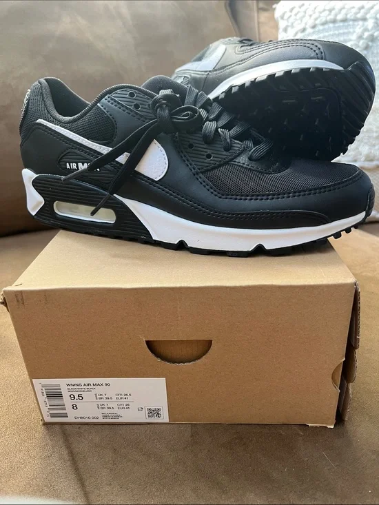 Nike women's Air Max 90 Sneakers - Black/White