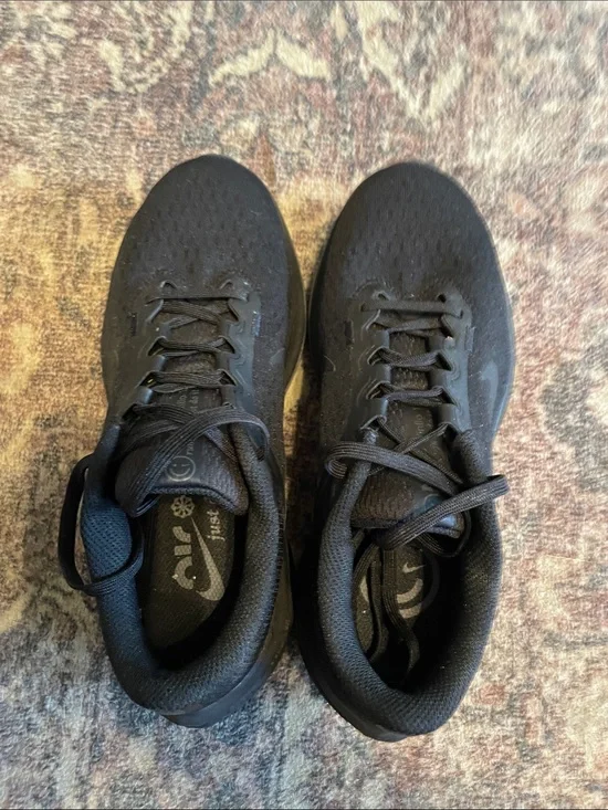 Nike Women's Black Knit Low-Top Sneakers
