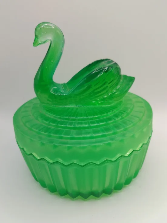 Vintage Green Flashed Glass Swan Powder/Jewelry Box 5