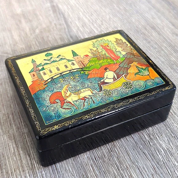 Vintage Russian Lacquer Trinket Box Folk Art
