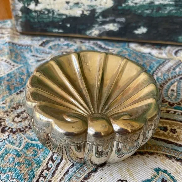 Metal Scallop Shell Trinket Box Vintage Silver Tone Velvet Lined Coastal Decor