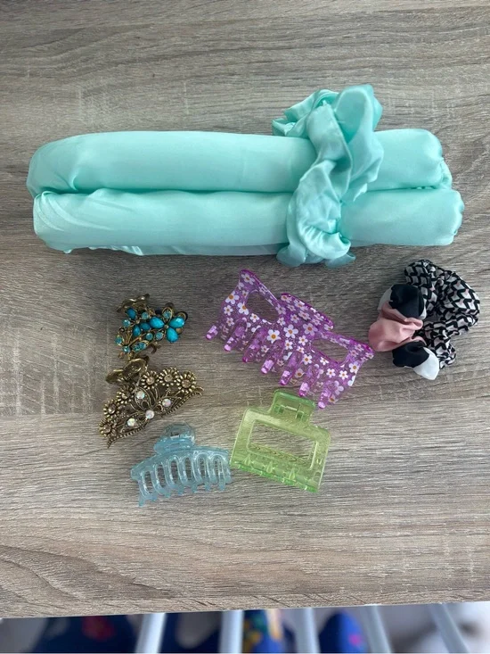 Assorted Hair Accessories in Mint, Purple, Pink, Black | Claw Clips