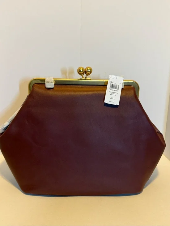 NWT: Coach large Kisslock in Maple