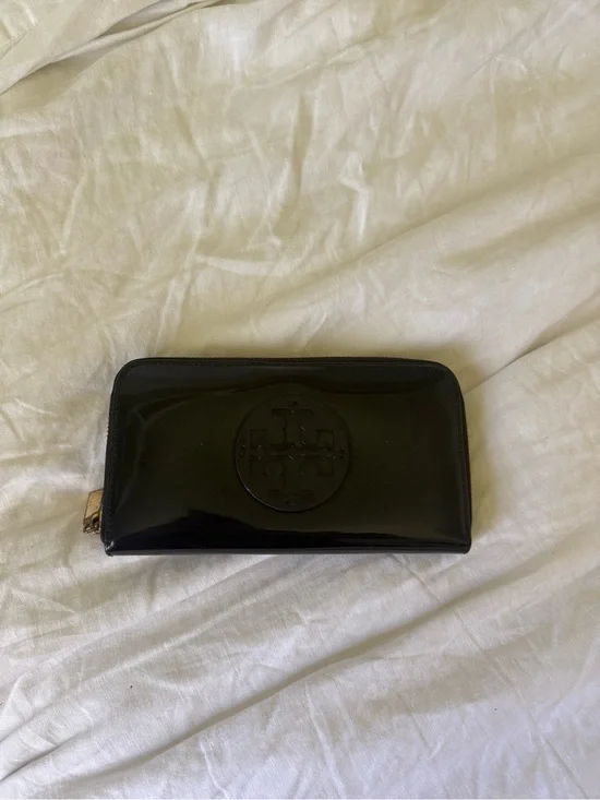 Tory Burch Black Patent Zip Wallet with Logo Emblem