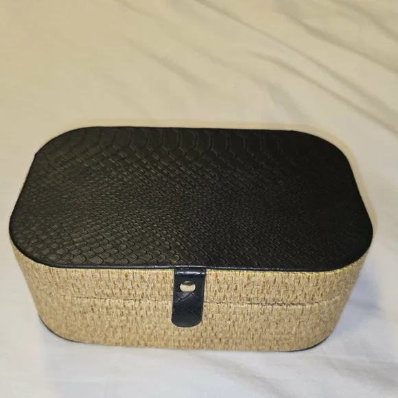 Woven Rattan Storage Box with‎ Black Faux Leather Lid Jewelry Keepsake Case