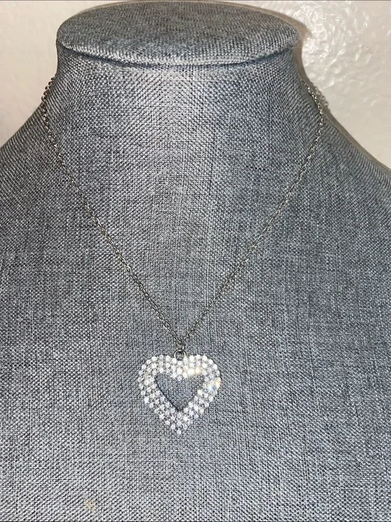 5/$10❤️❤️❤️NEW Silver Tone Zinc Alloy Crystal Heart Pendant Necklace