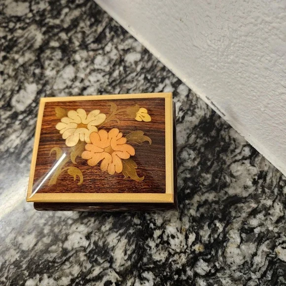 handcrafted Italian‎ wooden inlaid jewelry box Sorrento-style artistry