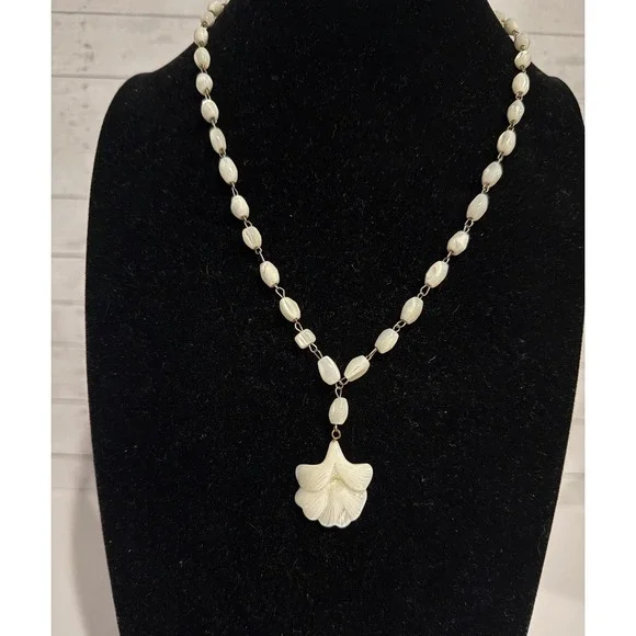 Vintage White Mother of Pearl Ginkgo Leaf Pendant Necklace Beaded 12