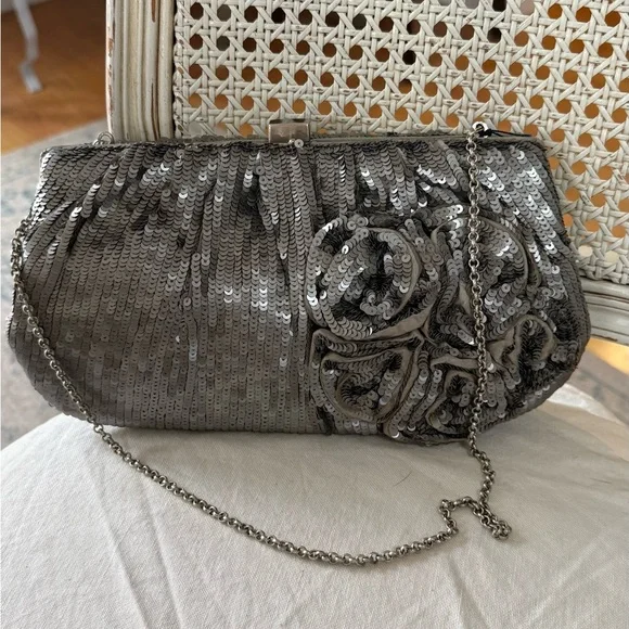 Elegant Silver Sequin Clutch