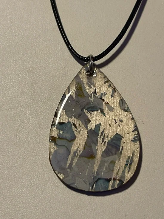 Silver-Tone Teardrop Pendant Necklace in Blue and White