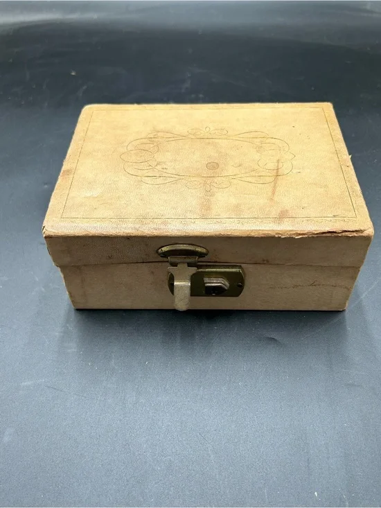 Vintage cream faux leather jewelry box