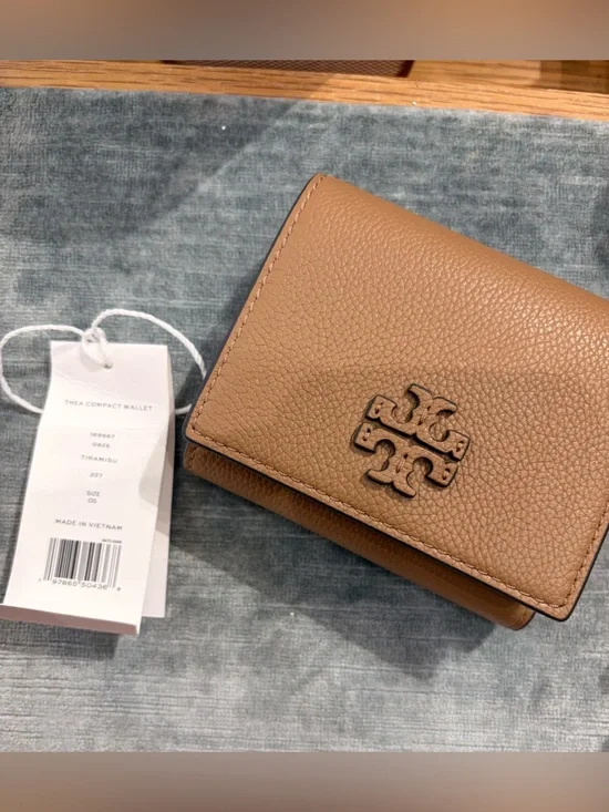 Tory Burch Tia Compact Pebbled Leather Wallet in Tiramisu